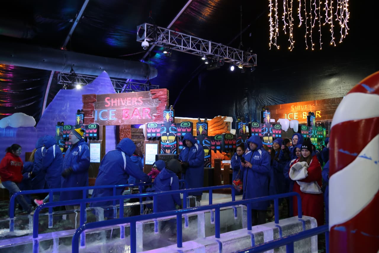 Justo al terminar el deslizadero de hielo, los visitantes encuentran el bar Shivers donde los adultos pueden comprar bebidas alcohólicas.
<br>