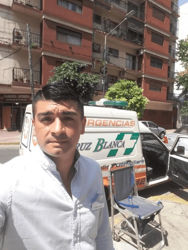 ¡Del insulto al aplauso! Exjugador maneja ambulancia en Argentina