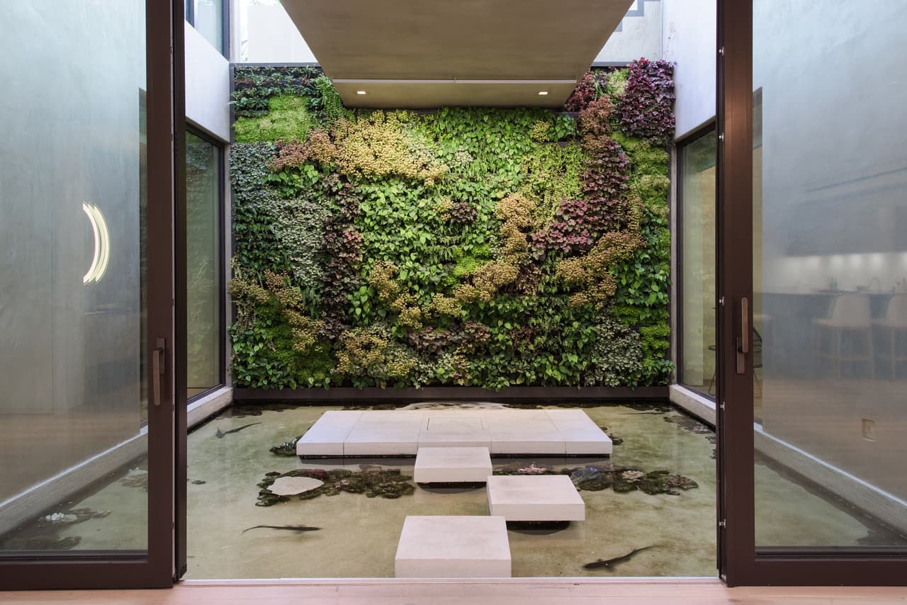 De acuerdo al sitio de noticias digital 
<b><a href="https://heavy.com/news/2019/07/michelle-obama-shark-house-video-tour/" target="_blank">Heavy</a></b>, la casa tiene unas vistas espectaculares de la ciudad y es conocida como 'Shark House' ('Casa de Tiburones') porque hay un estanque con varias especies de peces.