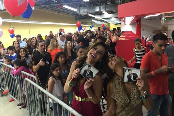 Una fila muy larga... Pero pacientes, esperaron su turno.