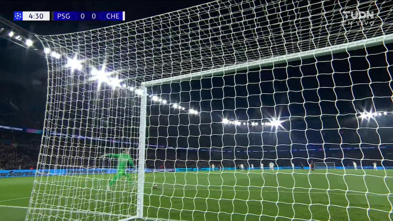 ¡TIRO ATAJADO! disparo por João Neves.