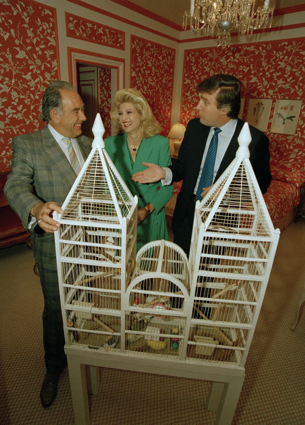 Ivana se separó en 1990 en medio de un escándalo y
<b> rumores de un affaire entre Donald Trump y Marla Maples (que luego se confirmó. Eventualmente Marla Maples se convirtió en la segunda esposa de Trump). </b>