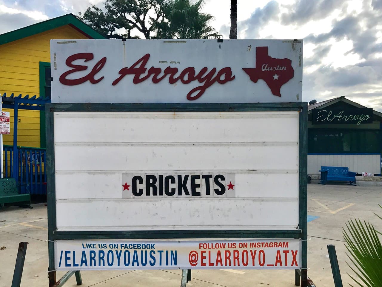 Los juguetones mensajes o bromas hacen referencia a la cotidianidad, el gusto por la comida y/o hechos actuales de cultura pop, política, deportes, conmemoraciones, naturaleza y hasta el clima.