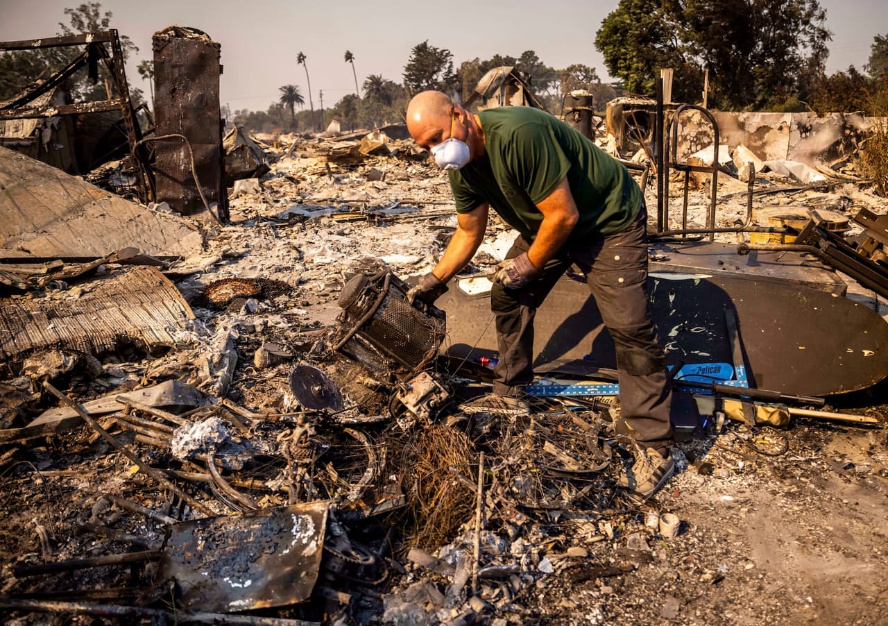 Kelly Barton vio cómo los bomberos inspeccionaban los restos del rancho de sus padres en Camarillo, encontrando intactas dos cajas fuertes y una colección de llamadores de puertas antiguos.