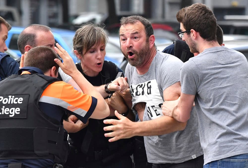 Acto terrorista: Un hombre apuñala a dos agentes, les quita un arma y las mata a tiros en Bélgica