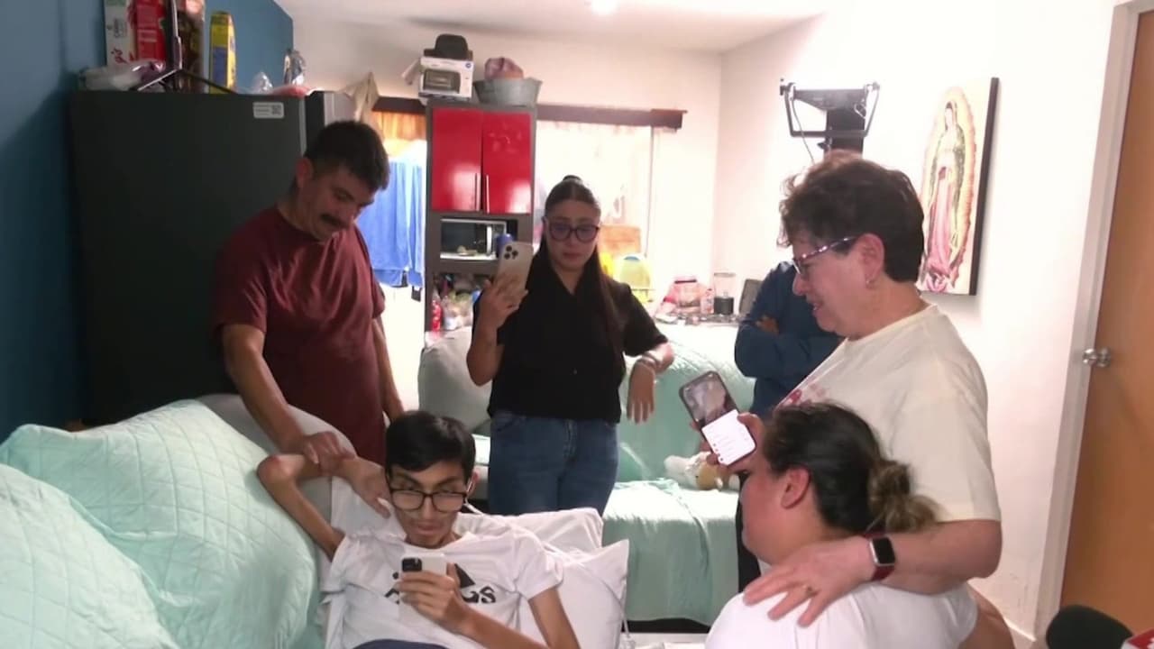 El reencuentro tan esperado ocurrió 
<a href="https://www.univision.com/local/chicago-wgbo/dan-ultimo-adios-en-mexico-a-kevin-gonzalez-el-joven-de-chicago-que-murio-tras-el-reencuentro-con-sus-padres-detenidos-por-ice-fotos" target="_blank">el sábado 9 de mayo. </a>
<br>
<br>Pocas horas duró ese abrazo: 
<b>el domingo 10 de mayo, minutos después de salir a pasear en coche con sus padres, Kevin falleció.</b>