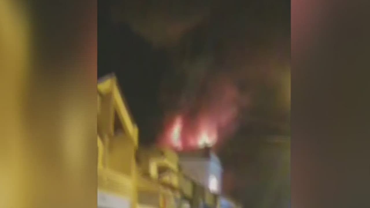Una turba incendia el palacio de justicia en una ciudad de Colombia