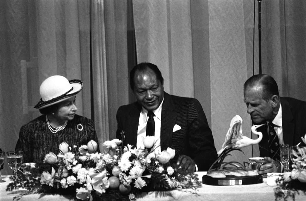 Isabel II y el príncipe Felipe de Gran Bretaña visitaron Los Ángeles, Long Beach y hasta Hollywood en 1983 y en 1995. Dos anécdotas marcaron la historia del paso de la realeza y uno de ellos está relacionado con una niña hispana que rompió el protocolo entre políticos y mandatarios.