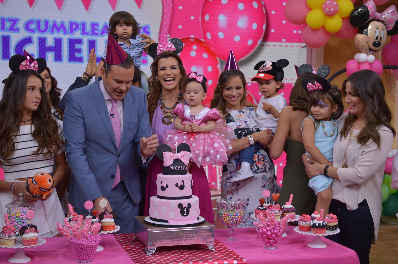 Alan y Cristy listos para cantarle a su princesa las mañanitas.