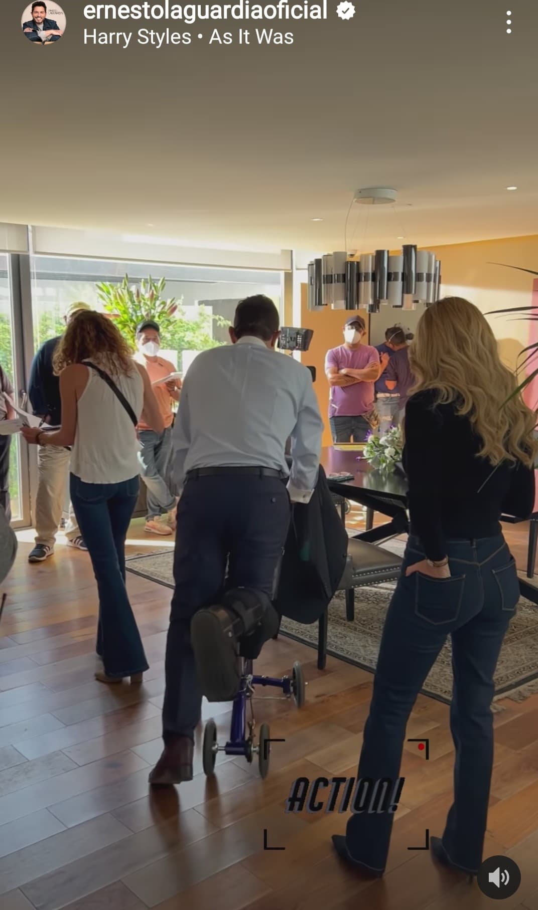 En entrevista para Televisa Espectáculos, Laguardia explicó con más precisión el diagnóstico médico: "Tengo doble fractura en un hueso y una simple en otro".