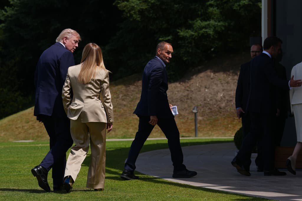 El presidente de Estados Unidos, Donald Trump (izquierda), conversa con la primera ministra italiana, Giorgia Meloni (segunda por la izquierda), tras la foto de grupo de los líderes del G7 y de las naciones invitadas durante la cumbre del G7 en Evian-les-Bains, Francia, el martes 16 de junio de 2026. (Foto AP/Thibault Camus)