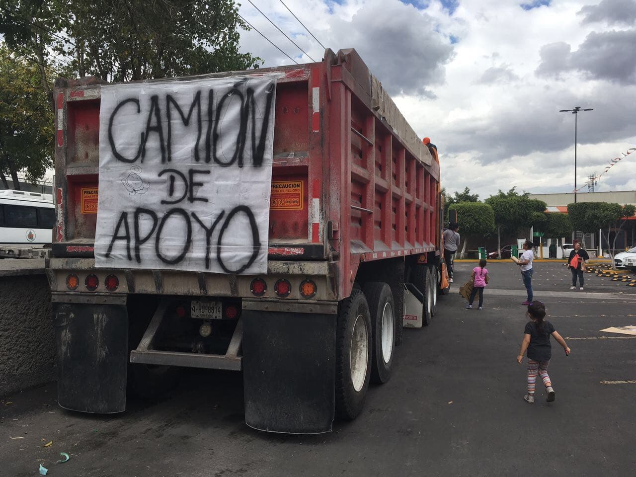 El transporte se fue acercando a las instalaciones de la Cruz Roja mexicana donde originalmente era la idea entregar todo el material pero finalmente tuvieron que entregarlo cerca de una de las tantas construcciones dañadas por el sismo del pasado 19 de septiembre.