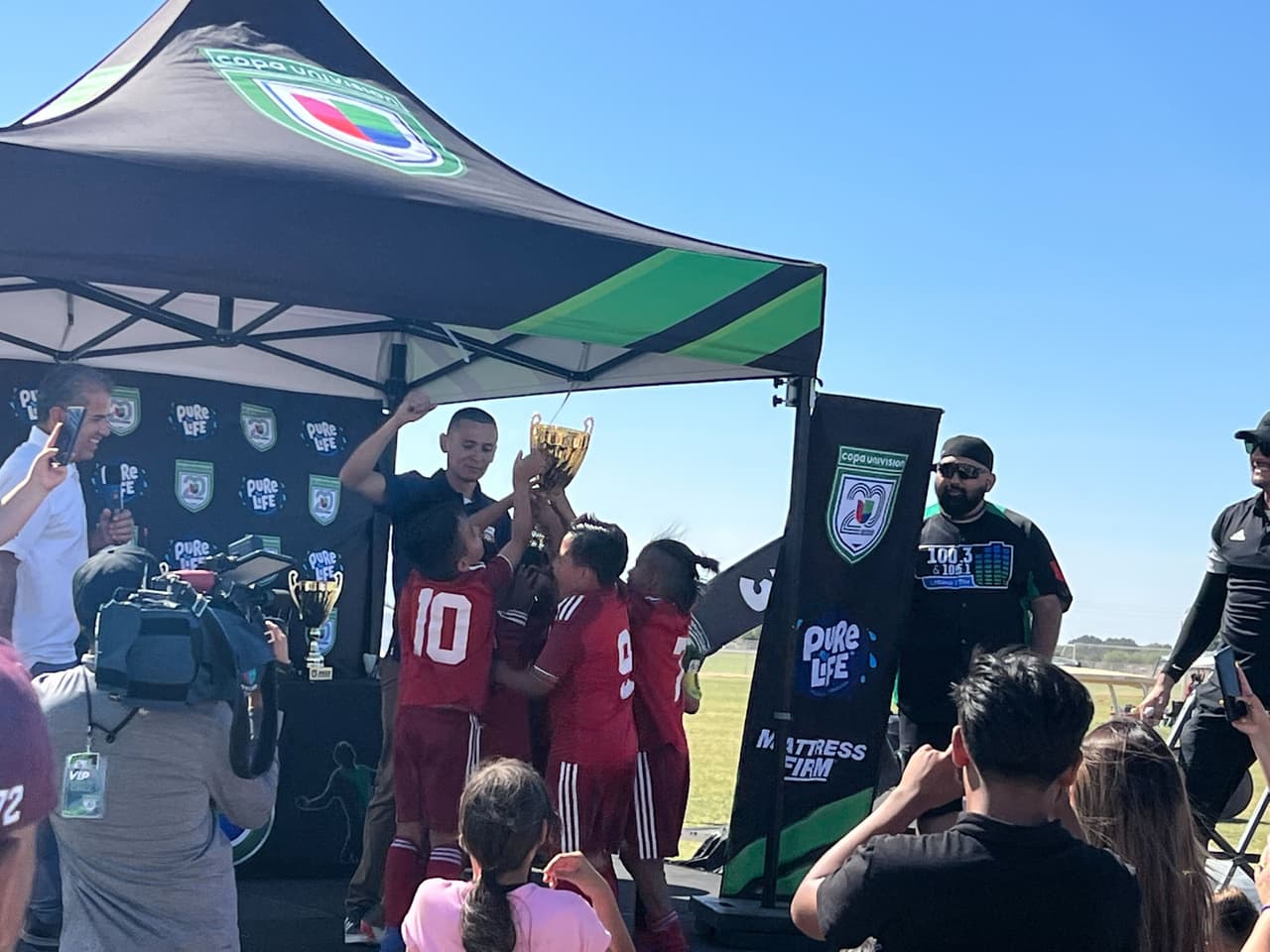 Quien se alzó con la copa fue el Phoenix United, pero los grandes ganadores fueron las familias que asistieron y gozaron de tan esperada fecha.