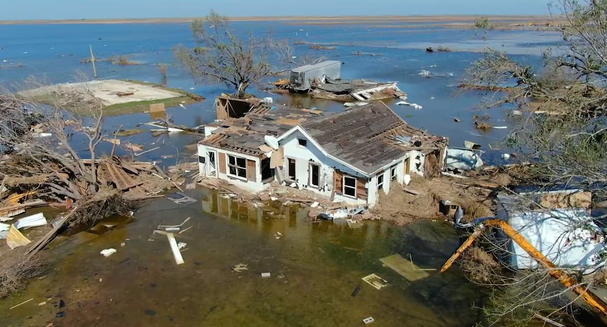 Los remanentes del huracán Delta castigan a Louisiana con fuertes lluvias y dejan a centenas de miles sin electricidad