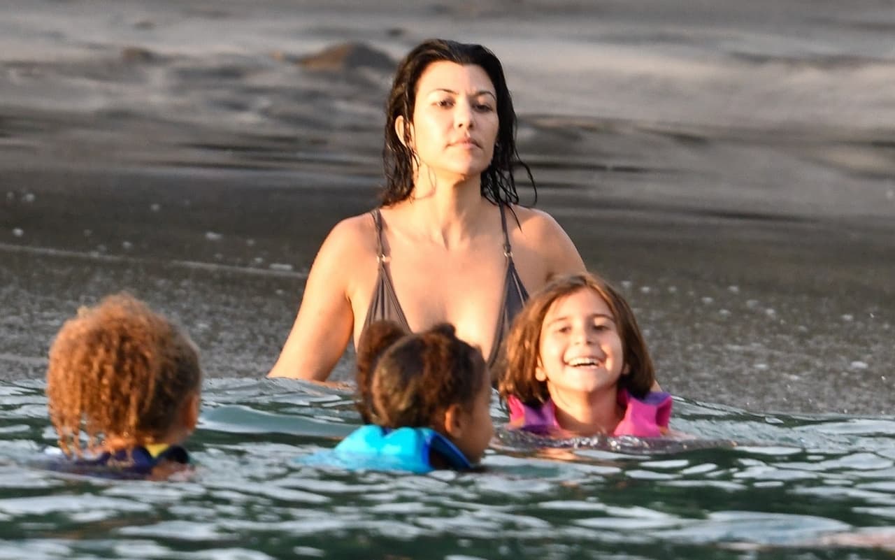 "Siento que 
<b><a href="https://www.univision.com/famosos/kourtney-kardashian-asegura-que-seria-feliz-lejos-de-las-camaras-viviendo-en-un-lugar-mas-tranquilo-fotos" target="_blank">todos tenemos nuestros momentos en los que estamos como, 'Odio esto'</a></b> o lo que sea. En este momento, estoy feliz y estoy muy contenta con mis bendiciones y me siento realmente bien. Definitivamente he tenido mis momentos porque la vida es corta", agregó Kourtney.