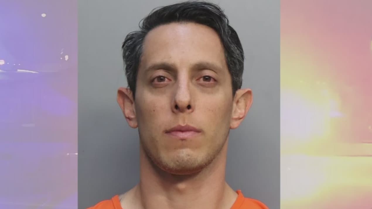 Olea, de 38 años, se entregó a las autoridades el pasado 28 de febrero, y enfrenta dos cargos de agresión sexual. Los cargos fueron presentados por acusaciones que datan del año 2011 y sus estudiantes en ese entonces tenían 14 y 16 años.