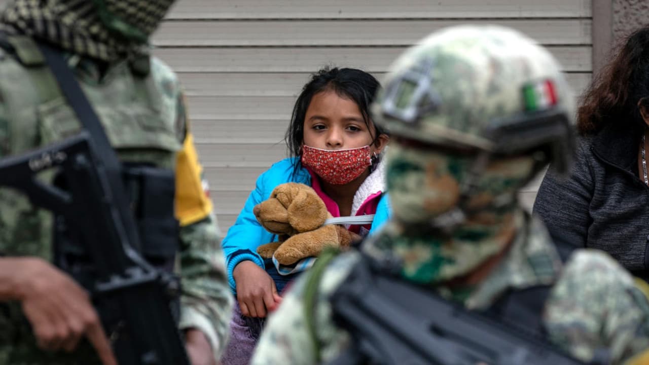 De acuerdo con cifras del periódico El País, en el estado de Tamaulipas hay 11,680 personas desaparecidas. Su ubicación geográfica y el número de cruces hacia Estados Unidos hacen que este lugar sea uno de los preferidos para las mafias y el crimen organizado. Al respecto, el analista en seguridad Alejandro Hope asegura que las autoridades mexicanas deben invertir más en la investigación criminal, que en la presencia militar. Más información en 
<b><a target="_blank" href="https://www.univision.com/noticias">Univision Noticias.</a></b>