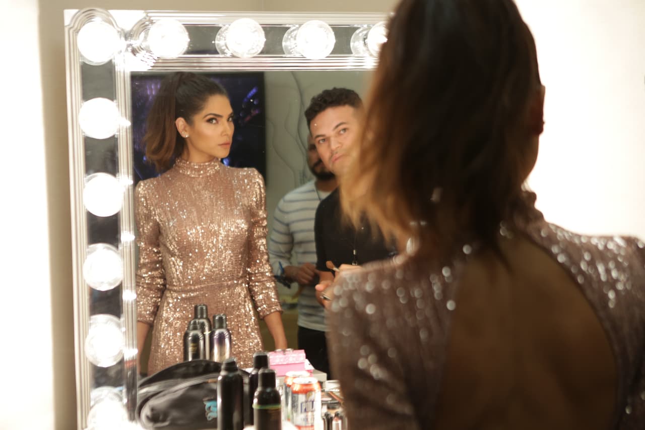 Alejandra se graduó de 'fashion stylist' al elegir este mini vestido brillante para el cuarto show en vivo de La Banda. Los fans adoraron este look sobretodo porque el brilló es perfecto para las fiestas que se aproximan.