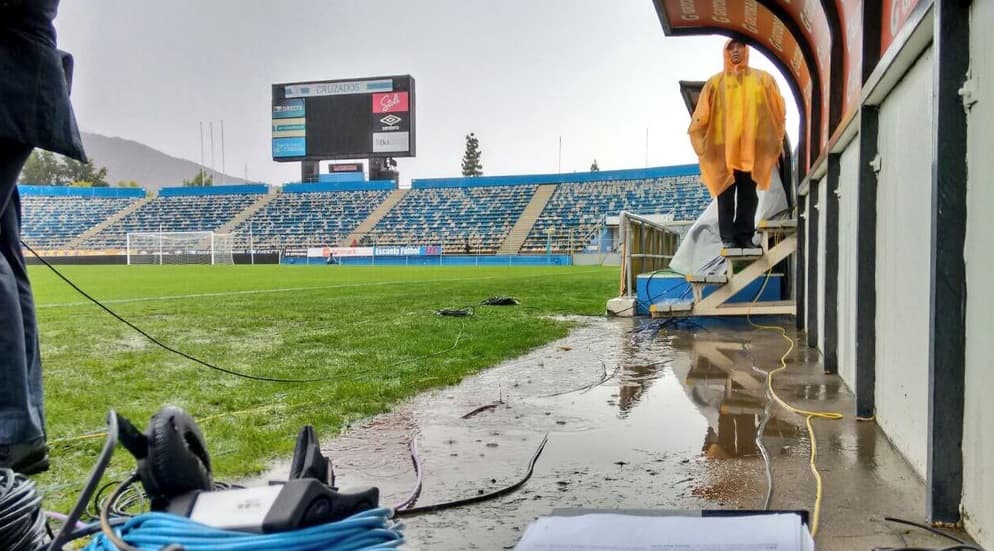 Suspenden clásico entre la U de Chile y la Católica por fuertes lluvias