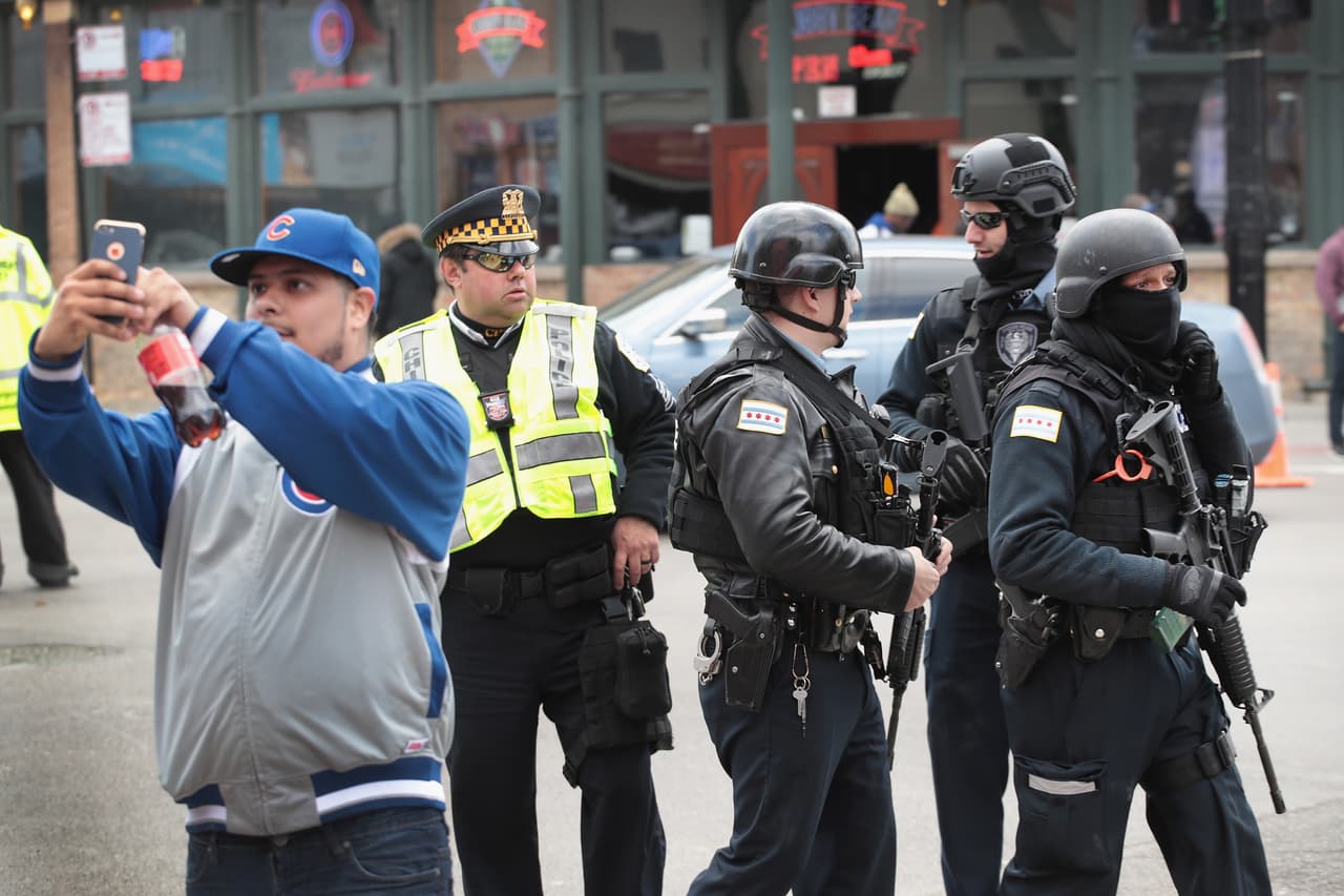 Cierre de escuelas en Brookfield tras apuñalamiento; Buscan a mujer como sospechosa