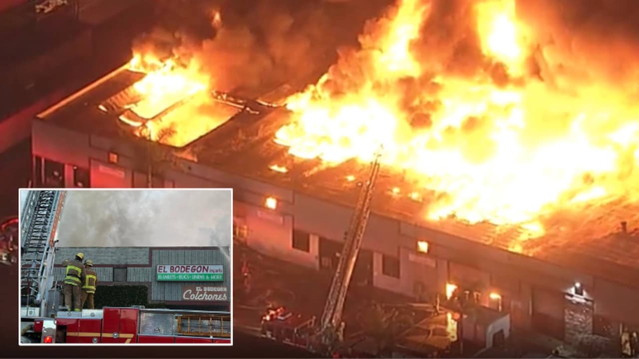 Los bomberos de Los Ángeles investigan las causas del masivo incendio que destruyó por completo el depósito de lencería, El Bodegón, localizado en el área de Huntington Park en el sur centro de Los Ángeles.