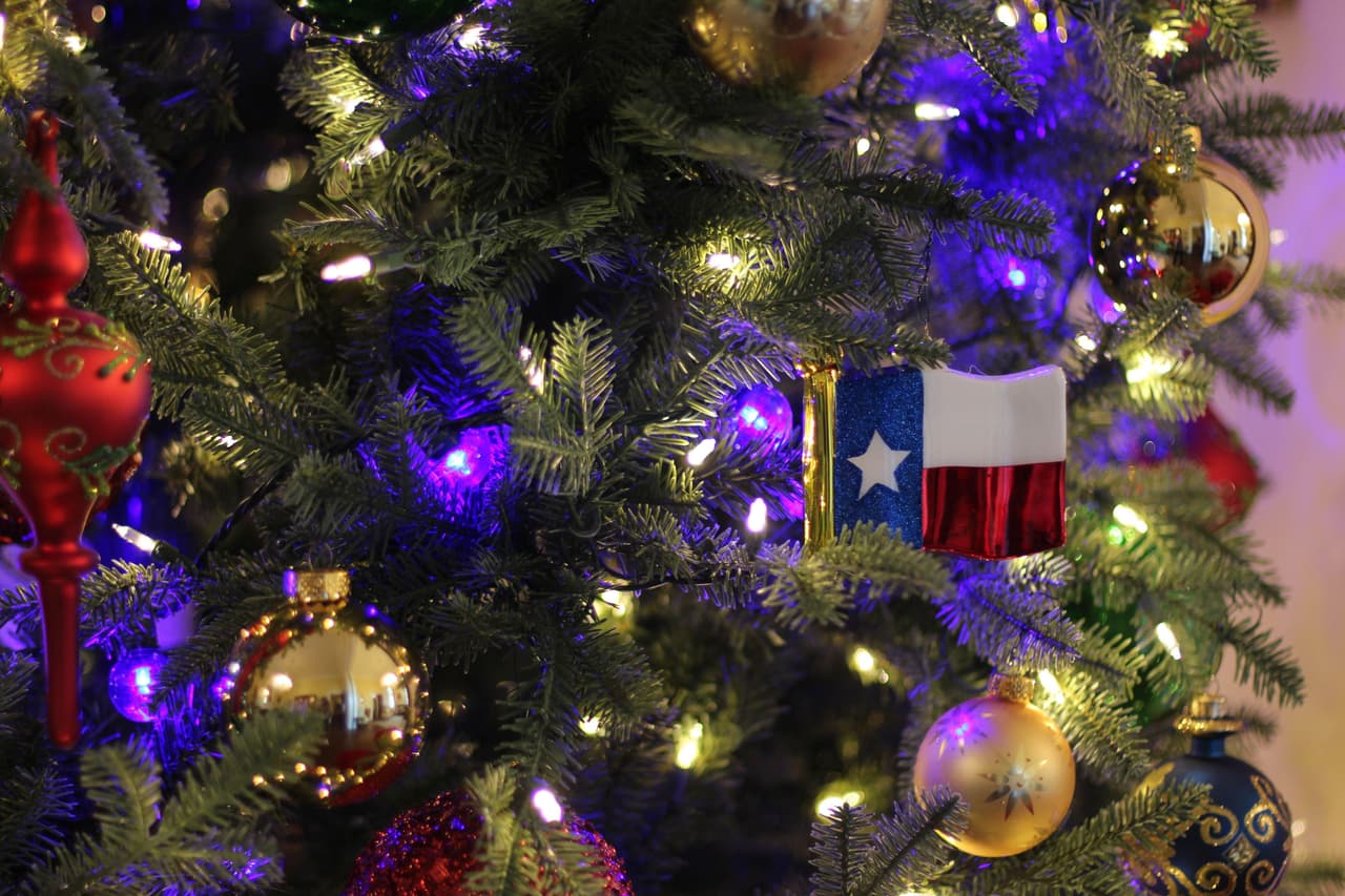 “Este año, nuestro árbol de Navidad principal está decorado para honrar a los que están en primera línea de la pandemia”, lee la publicación de Abbott. Las luces son azules para honrar a los trabajadores de salud.