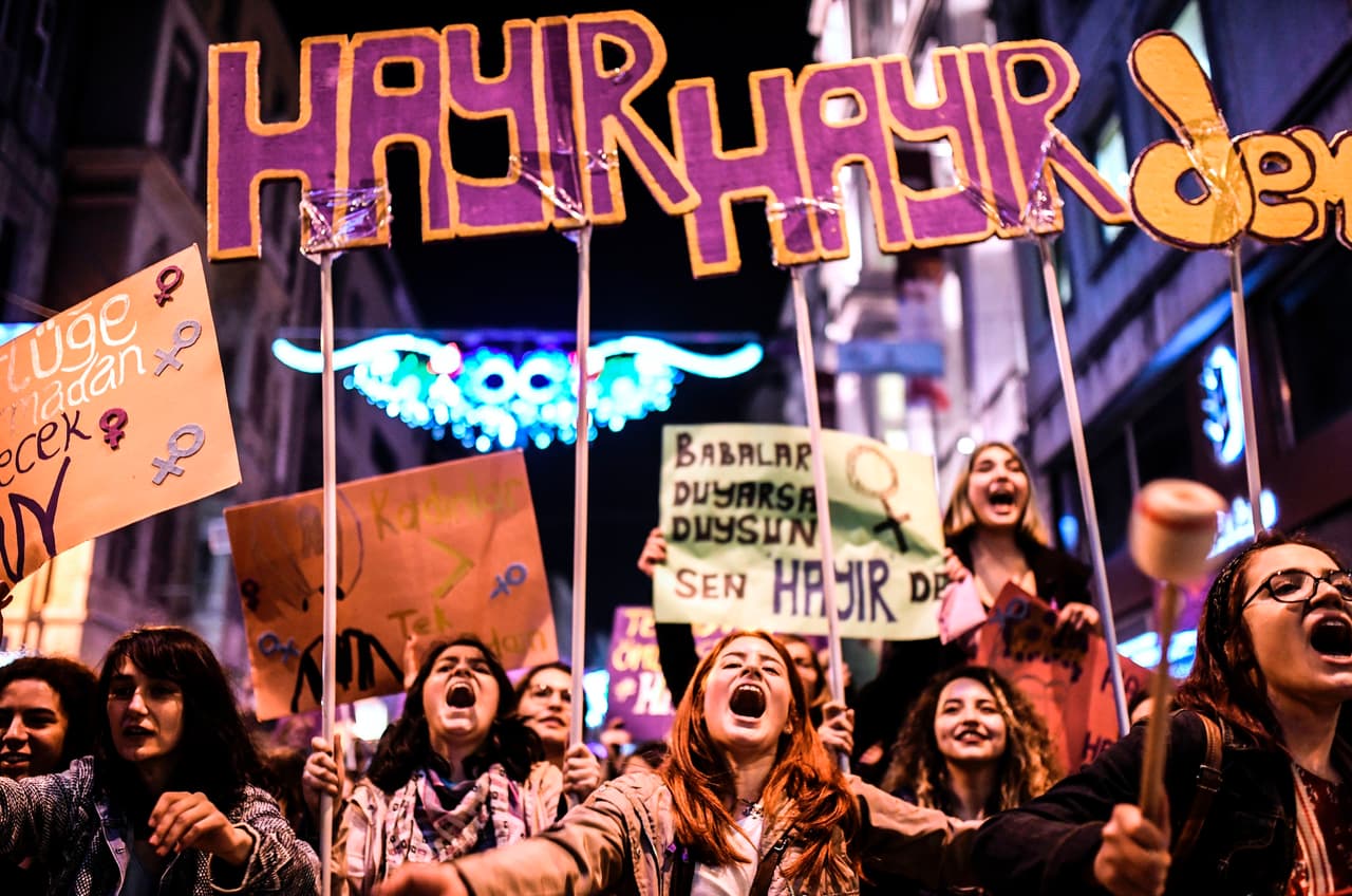 <b>Estambul, Turquía</b>. Activistas marchan por la avenida Istiklal, en el centro de Estambul.