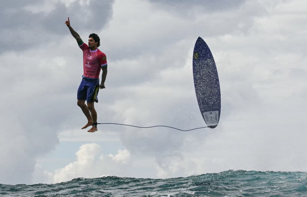 Qué hay detrás de la increíble foto del surfista que parece volar en los Juegos Olímpicos de París 2024