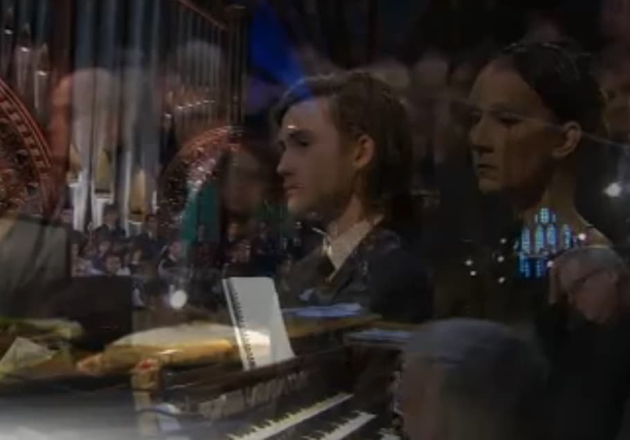 Celine se dejó ver nostálgica y llena de dolor. Durante la misa se hicieron lecturas religiosas y se vivieron conmovedores momentos.