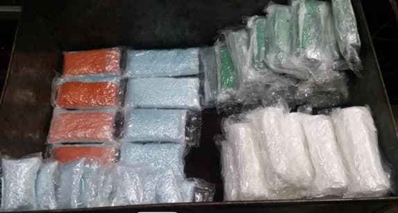 Esta semana, oficiales en el puerto fronterizo de Nogales incautaron en una acción unas 75,800 pastillas de fentanilo y casi 40 libras de metanfetamina.