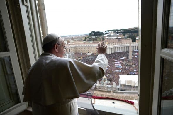 El pontífice se dijo feliz por ese encuentro dominical ya que es importante para los cristianos encontrarse en ese día, saludarse y hablarse en la plaza.