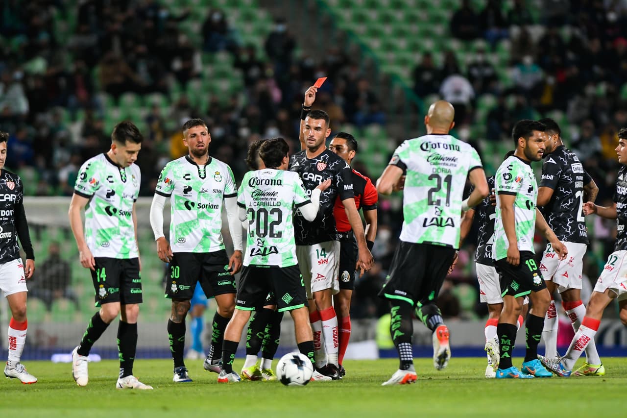 Necaxa se aprovechó de un equipo de Santos que no vive un buen arranque de temporada y los goleó a domicilio.