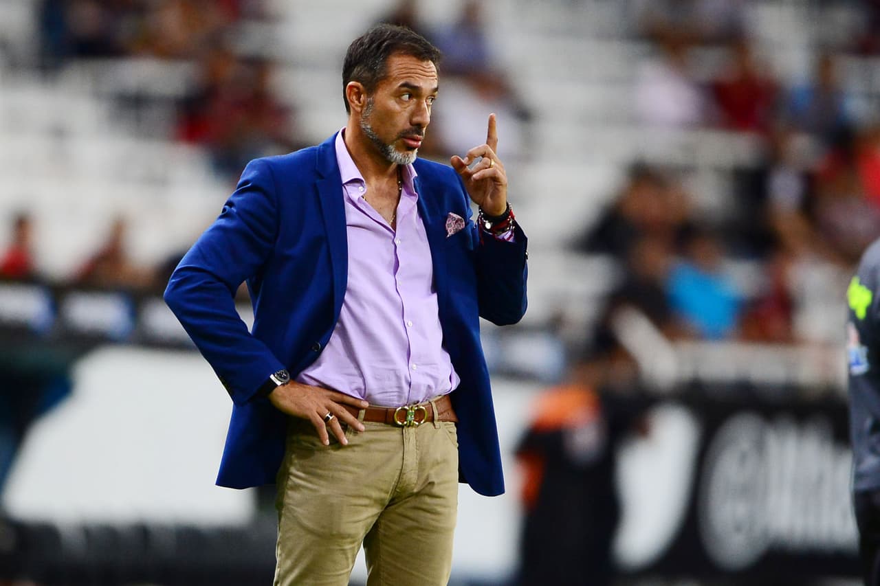 Atento a las acciones del partido, Gustavo Matosas reclama una marcación del árbitro en una jugada dudosa.