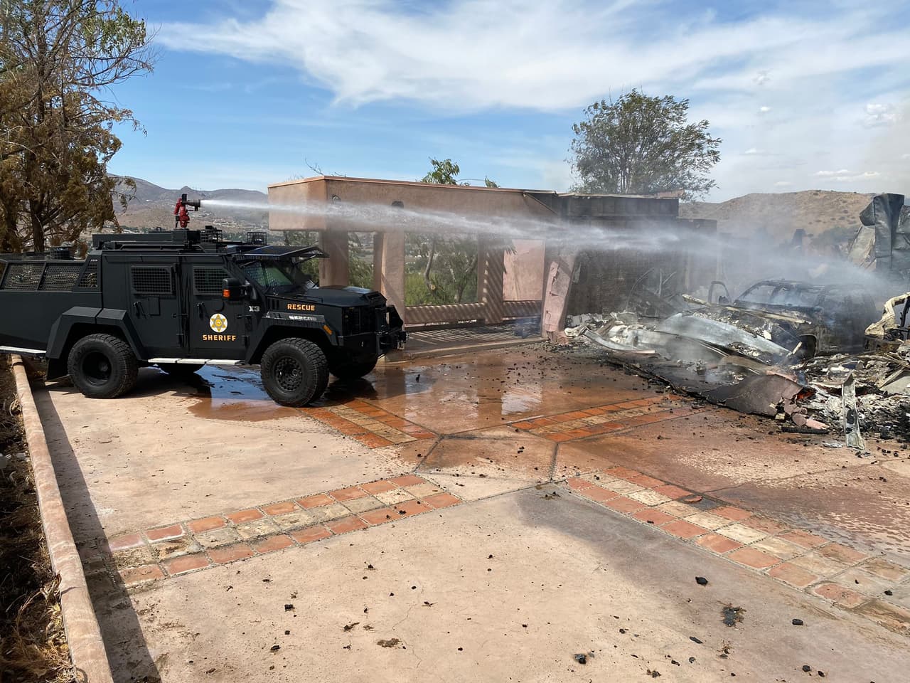 El incendio, que el sospechoso presuntamente provocó dentro de su propia casa, dejó la estructura en ruinas. La casa de gran tamaño estaba ubicada en un zona rural cerca de las montañas.