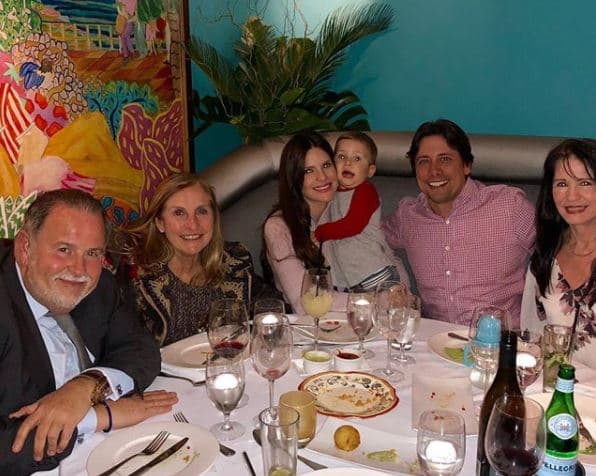 La comida cubana no puede faltar, aquí lo acompaña su esposa, Greidys Gil y familia.