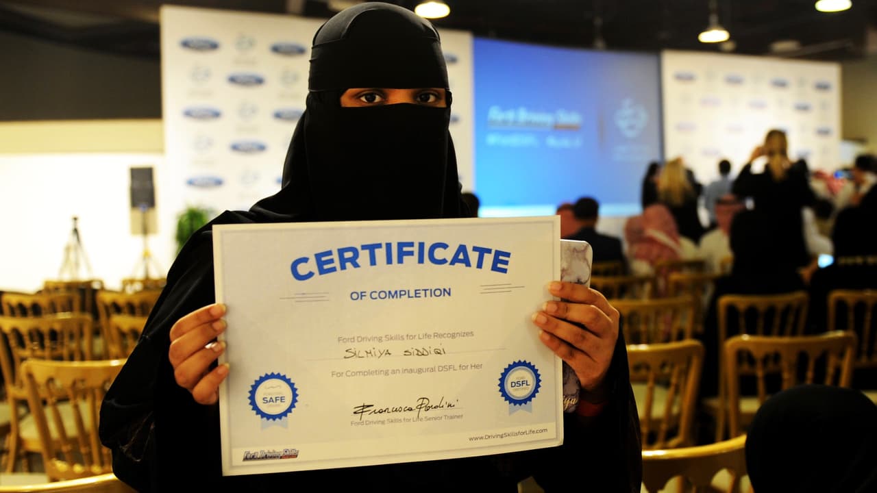 Silmiya Siddiqi muestra orgullosa la certificación obtenida por haber completado un curso de manejo en la ciudad Saudí de Jeddah.