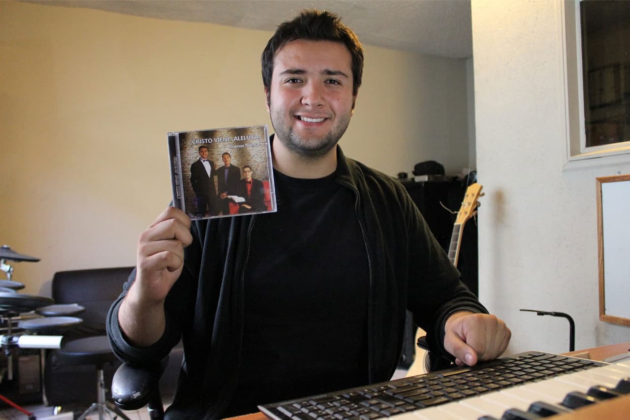 Así como Joss Favela, Toby Cobián es otro compositor que surgió del reality show infantil
<i>Código FAMA</i>. Él se encargará de crear las canciones del personaje de Danilo Carrera, quien tendrá un 'género norteño alterado'.