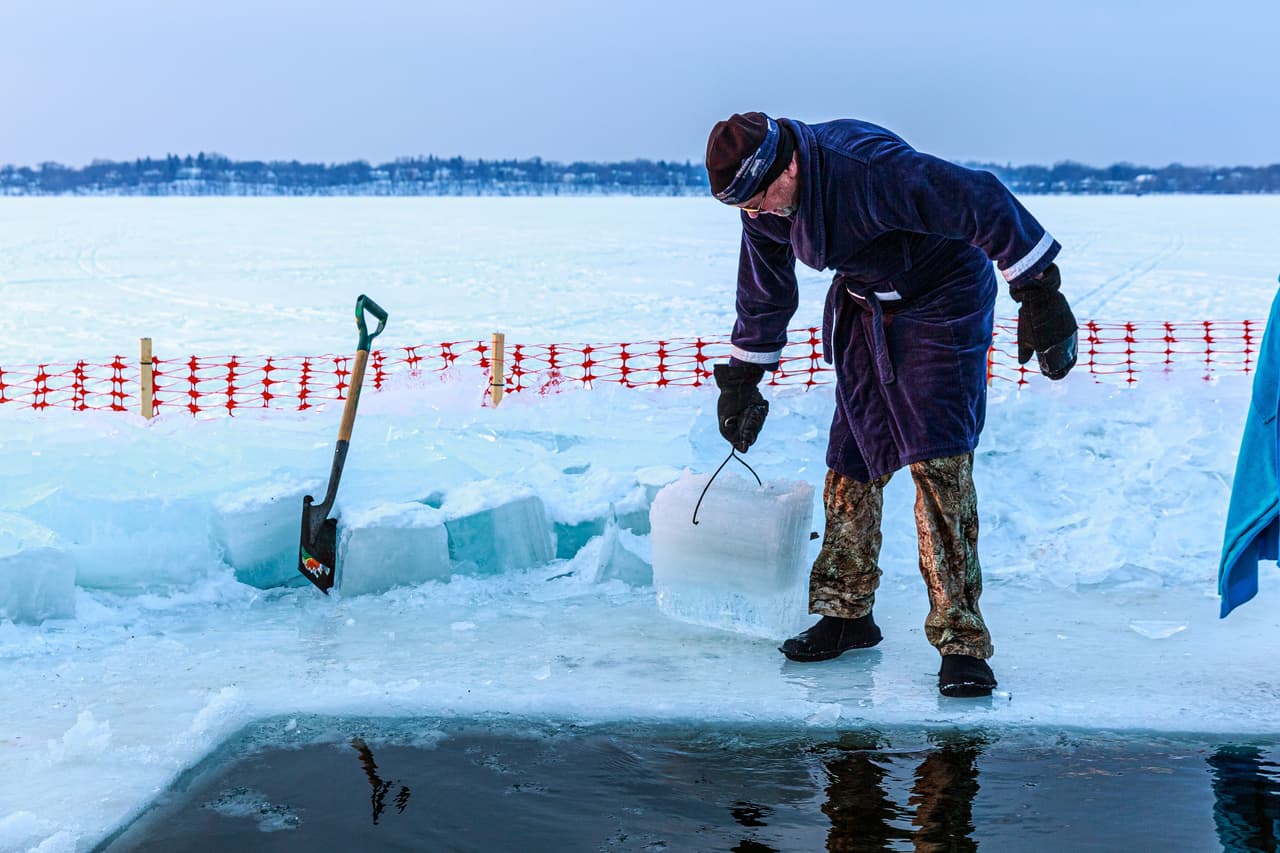 En esta imagen, Bob, uno de los integrantes, saca un cubo de hielo de la "piscina" antes de meterse. Los "Submergents" aseguran que esta práctica les ha traído beneficios a su salud.
