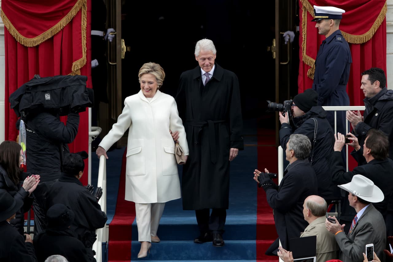 Hillary Clinton, oponente demócrata de Donald Trump a la presidencia de Estados Unidos, y su marido, el ex presidente de Estados Unidos, Bill Clinton. Hillary Clinton acudió con un traje pantalón blanco, un estilo y color que ya utilizó en campaña por su simbolismo: es el color de las sufragistas y el que escogieron 
<a href="http://www.univision.com/estilo-de-vida/trending/por-que-hay-mujeres-que-votan-vestidas-de-blanco">muchas mujeres que votaron por ella el 8 de noviembre</a>.