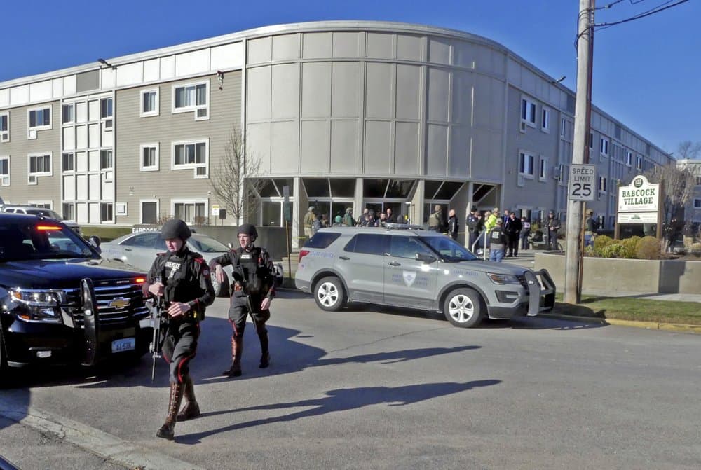 El tiroteo tuvo lugar alrededor de las 10:30 a.m. en Babcock Village, un complejo de apartamentos para ancianos en la ciudad costera de Westerly.