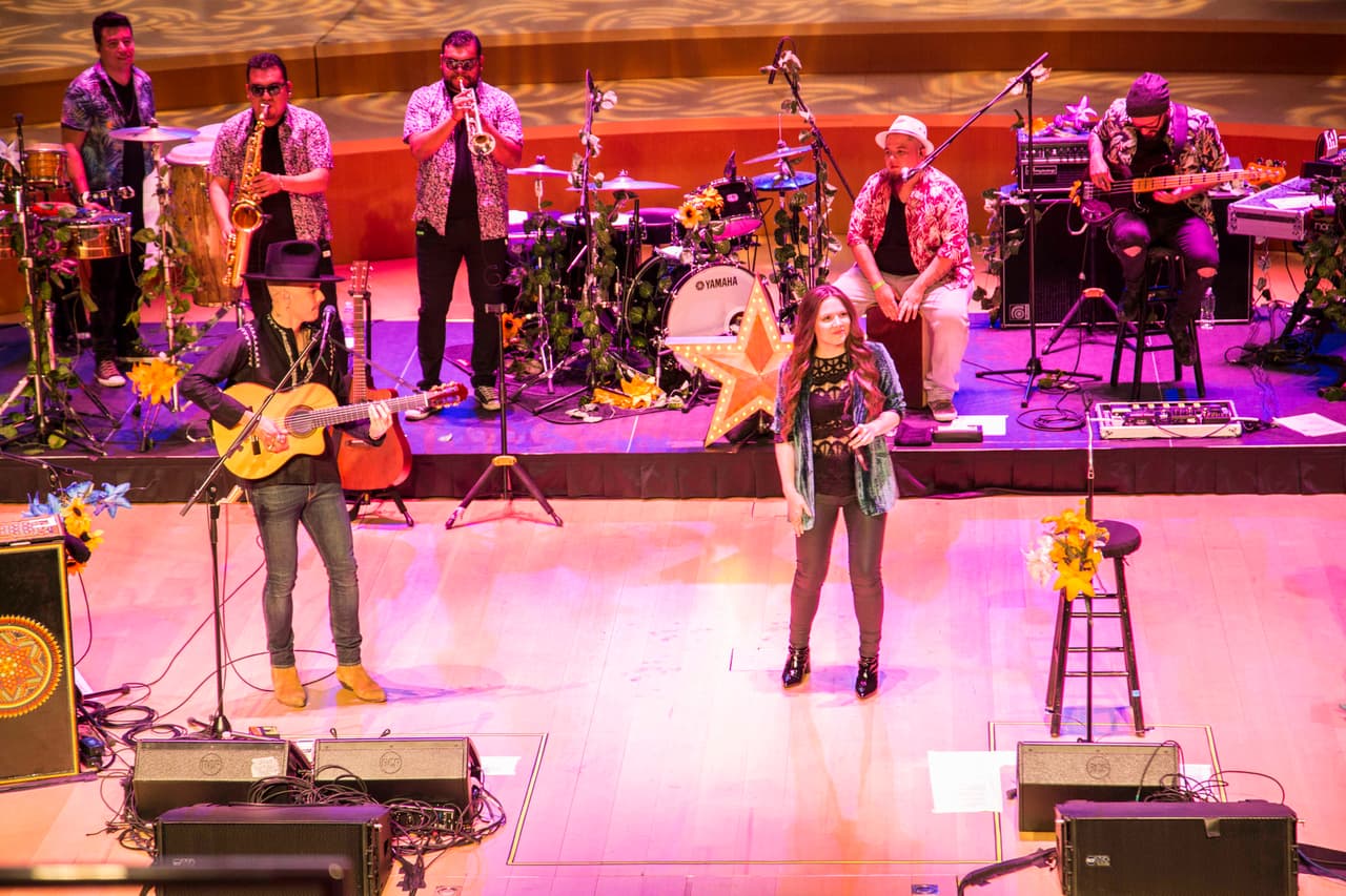 Jesse y Joy deslumbraron al público con sus voces.