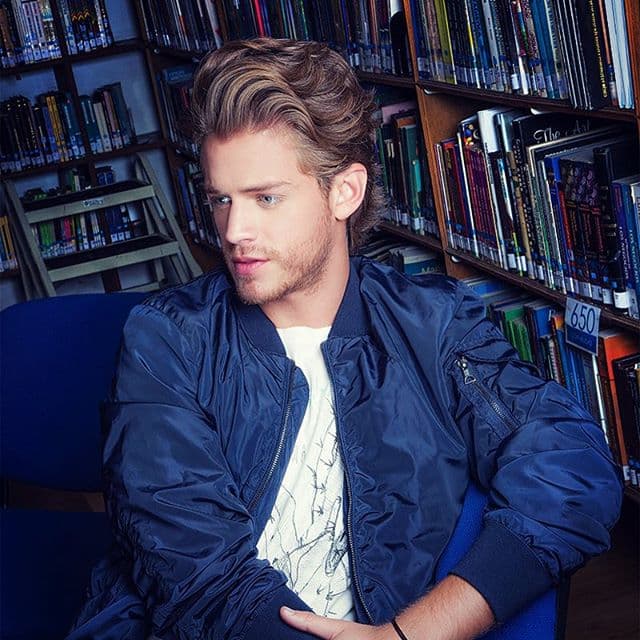 Publicaron fotografías de un viaje a Europa con Lambda García donde los actores aparecían abrazados y una imagen donde Morín aparecía, años atrás, besándose con otro joven. Estas publicaciones dieron mucho de qué hablar en aquel momento.