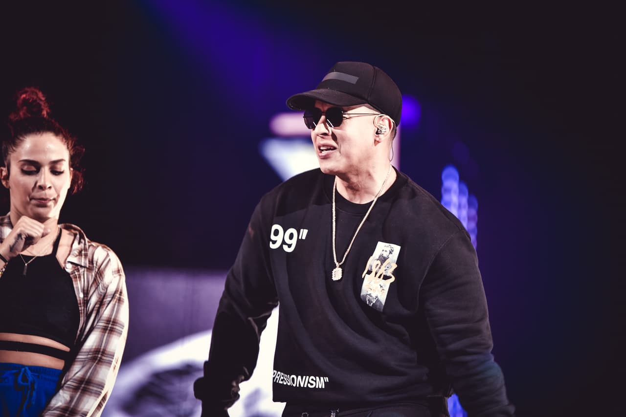 Pero quizás el detalle de Daddy Yankee que más llamó la atención durante los ensayos de Premio Lo Nuestro, 
<b>fue el curioso suéter que llevaba puesto. </b>
<br>