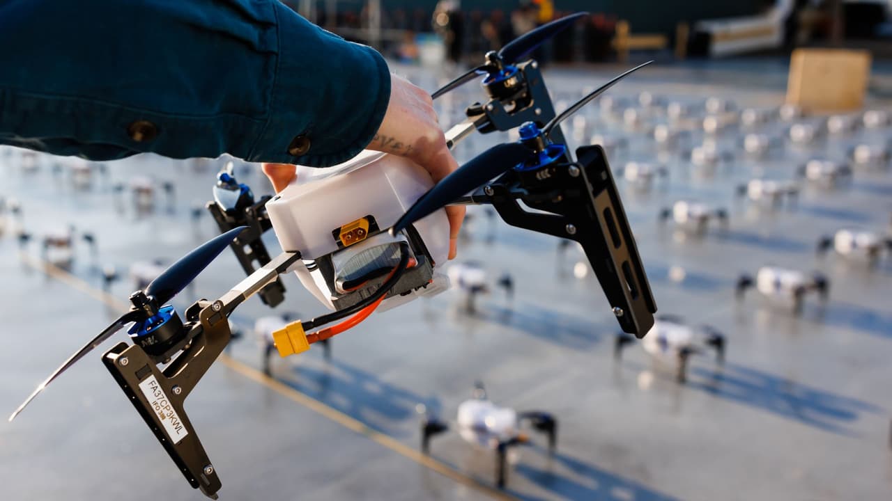 En la era de la tecnología, los drones se elevan como héroes sin tripulación,
<b> desde pequeños exploradores hasta imponentes aeronaves</b>. Conocidos como Vehículos Aéreos No Tripulados (UAV) o Sistemas Aéreos Remotamente Pilotados (RPAS), 
<b>estos ingenios vuelan sin tripulación, dirigidos por programas informáticos o hábiles manos a control remoto</b>.