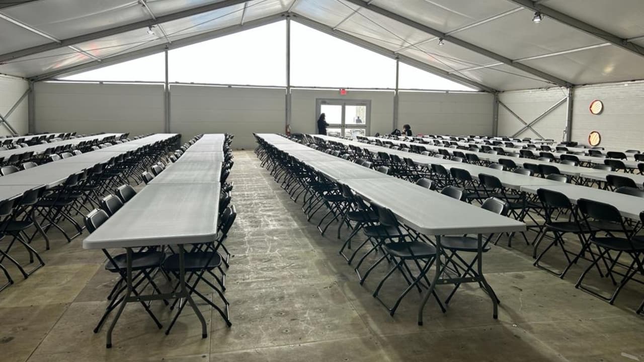 El refugio cuenta con buen espacio para que los refugiados se sientan cómodos. 
<b>Trabajadores sociales dialogan con las familias para conocer si se quedan en Nueva York o se van a otro estado</b>, además de notificarles que 
<a href="https://www.univision.com/local/nueva-york-wxtv/nueva-york-familias-inmigrantes-ninos-solo-podran-estar-60-dias-refugios-ciudad" target="_blank">tienen una estadía máxima de 60 días</a>.