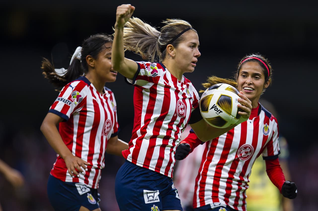 Iniciando la segunda parte, al 48’, Alicia Cervantes anotaba el descuento con un portento de gol.