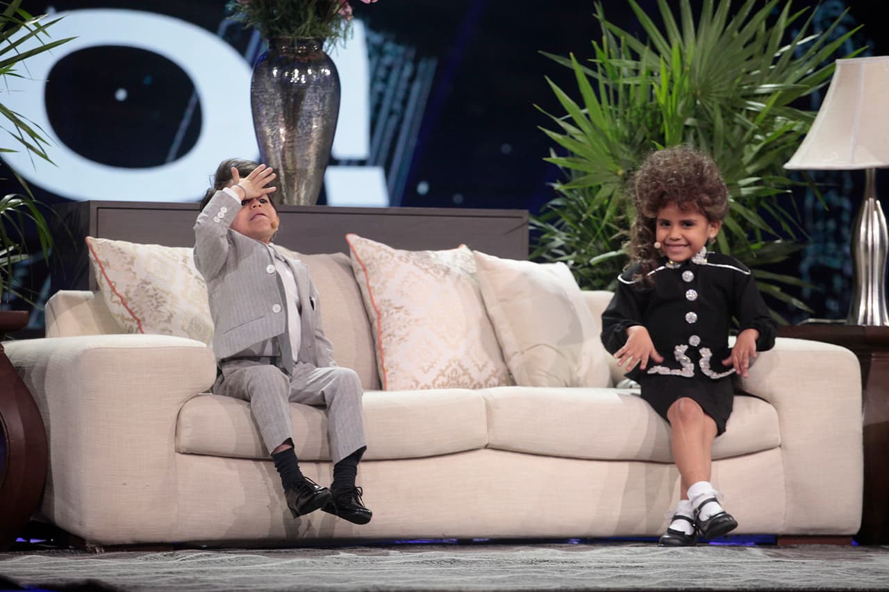 Si bien recuerdan, en esta entrevista, Luis Miguel tuvo una llamada telefónica de su hermano, que le recordó: "no has pagado la renta ni la colegiatura". Micky agregó: "Ah, caray, no escucho nada".