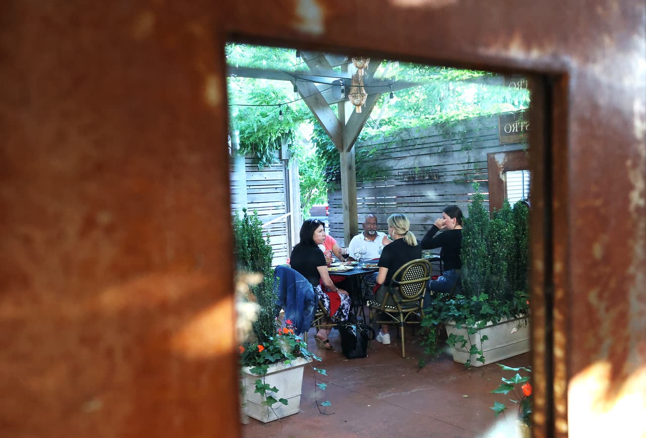 <b>Reuniones y eventos</b>. Las reuniones de hasta 50 personas están permitidas. También se pueden dar reuniones en espacios que no sobrepasen el 50% de su capacidad total. Si las instalaciones tienen el espacio adecuado - para asegurar el distanciamiento social y limitar la interacción - se pueden reunir múltiples grupos.