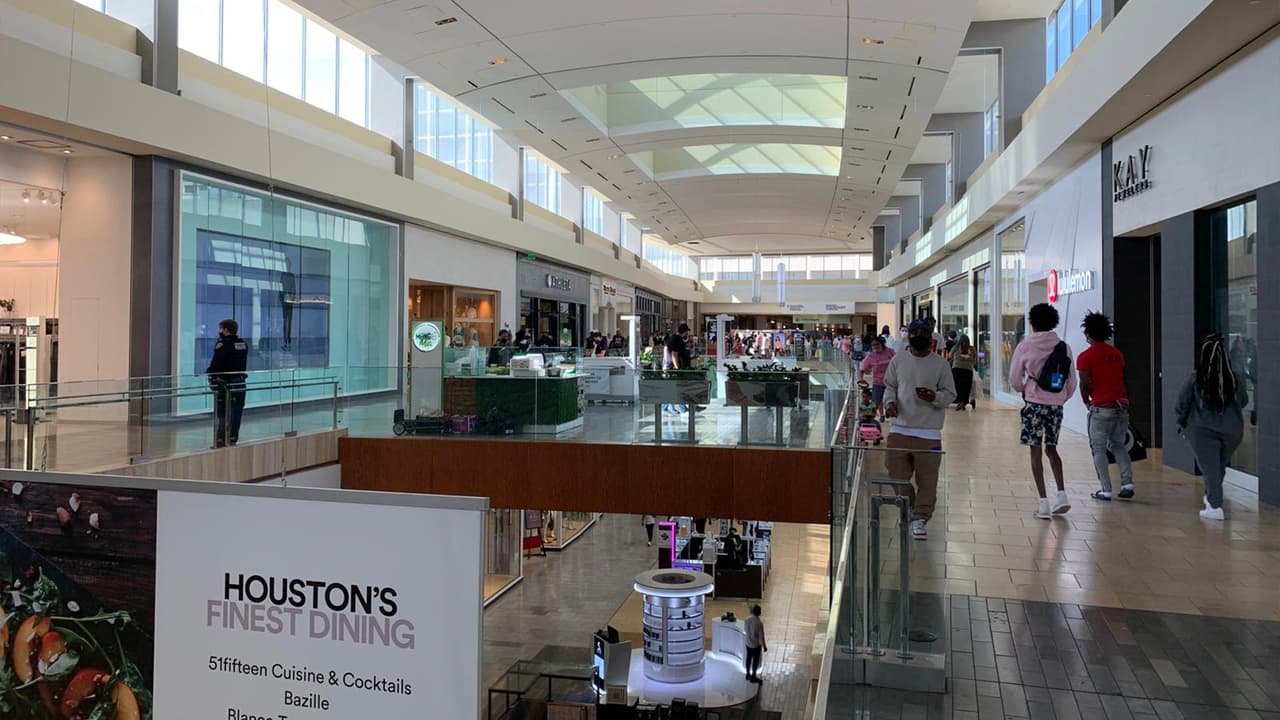 The Galleria es el centro comercial más grande de Texas, con 400 tiendas, muchas exclusivas de la ciudad, y 60 restaurantes.
<br>
<br>