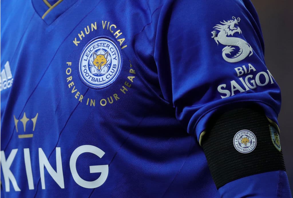 Una cinta negra y una camiseta conmemorativa en homenaje lucieron los hombres dispuestos en el campo por el técnico italiano Claudio Ranieri.